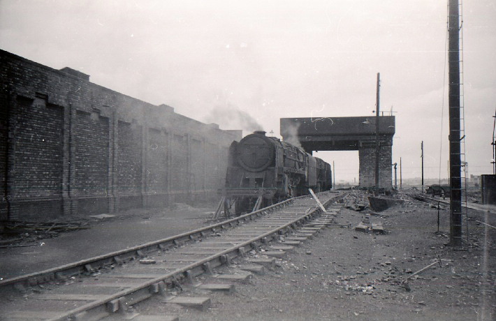  with a Standard 9F 2-10-0. The ash pits are located to the right